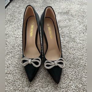 Dream Pairs pleather black pump with the rhinestone bow in size 8.